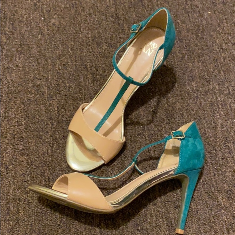 New York and Company Tan and green T-strap heel